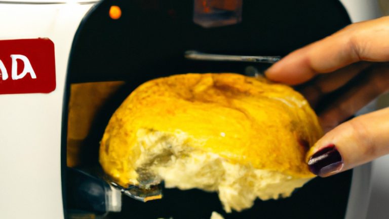 Imagem de pães endurecidos sendo reaquecidos em uma airfryer. Esses pães podem ser reutilizados para fazer sanduíches, torradas ou migalhas de pão.