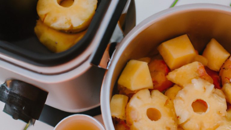 Imagem de uma fatia de abacaxi grelhada em uma Airfryer, com uma cobertura caramelizada e borda crocante. O abacaxi é fatiado e disposto em uma grelha dentro da Airfryer, com gotas de calda visíveis na superfície.