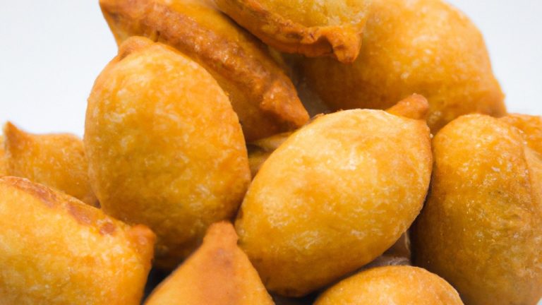 Uma foto de um empadão dourado e crocante feito na Airfryer, com uma crosta escamosa e um recheio cremoso e saboroso.