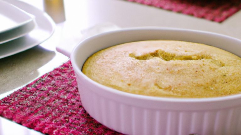 Imagem mostra Cátia Fonseca, apresentadora do programa de TV "Melhor da Tarde", da Rede Bandeirantes, ensinando uma receita culinária.