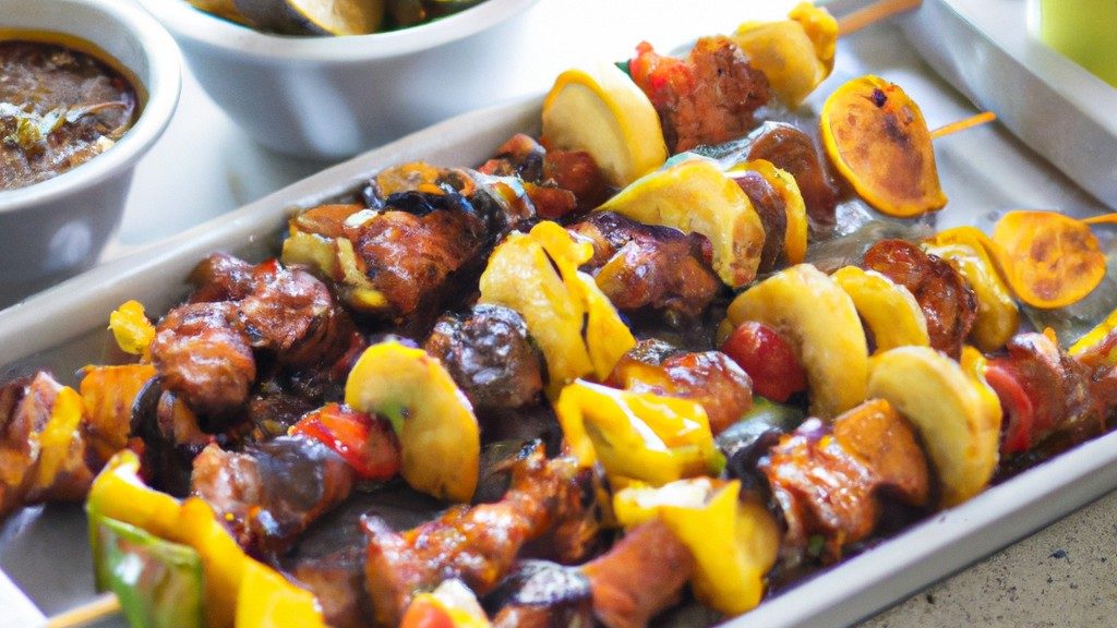 Espetinhos suínos dourados e crocantes preparados na airfryer, servidos em paus de bambu. A carne é tenra e suculenta, com uma crosta crocante temperada com ervas e especiarias. O fundo da imagem mostra uma tábua de madeira com espetos adicionais e uma tigela de molho para acompanhamento.