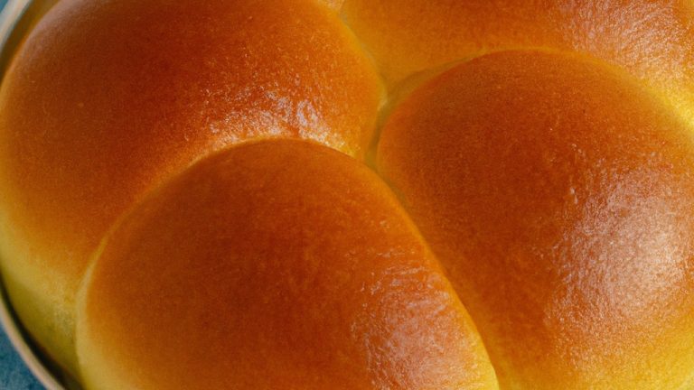 Imagem de Fátias Húngaras crocantes e douradas cozidas na Airfryer, polvilhadas com uma generosa camada de coco ralado. O pão caracol doce tem uma textura fofa e macia, com um aroma irresistível de coco e especiarias.