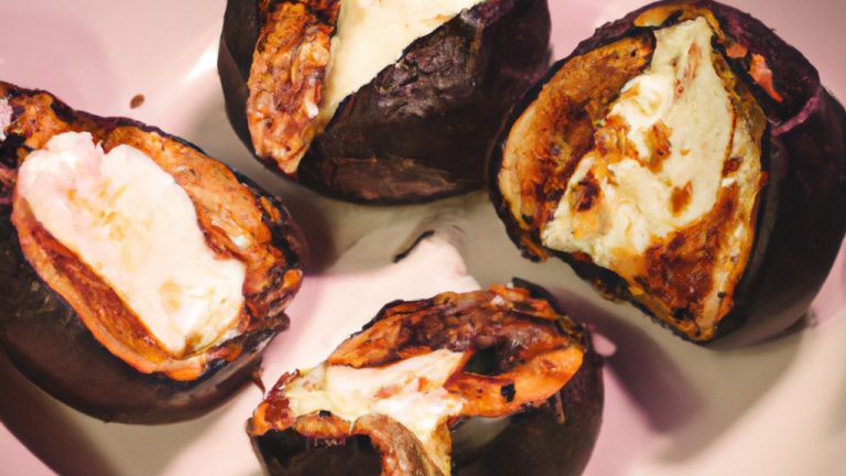 Imagem de figos assados com brie em uma Airfryer. Os figos são cortados ao meio e recheados com queijo brie. Eles são colocados em uma Airfryer e assados até que o queijo esteja derretido e borbulhante.