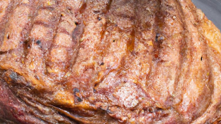 Imagem de um bife ancho suculento e grelhado na Airfryer. A carne está perfeitamente marmorizada e cozida ao ponto ideal, com uma crosta crocante e um interior macio e suculento. O bife é servido com batatas fritas crocantes e legumes grelhados, criando uma refeição deliciosa e satisfatória.