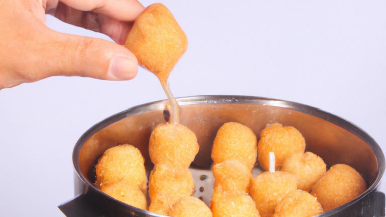 Imagem de uma airfryer com uma panela cheia de fondue de queijo derretido e borbulhante. A panela está rodeada por cubos de pão torrado, vegetais e frutas para mergulhar no fondue.