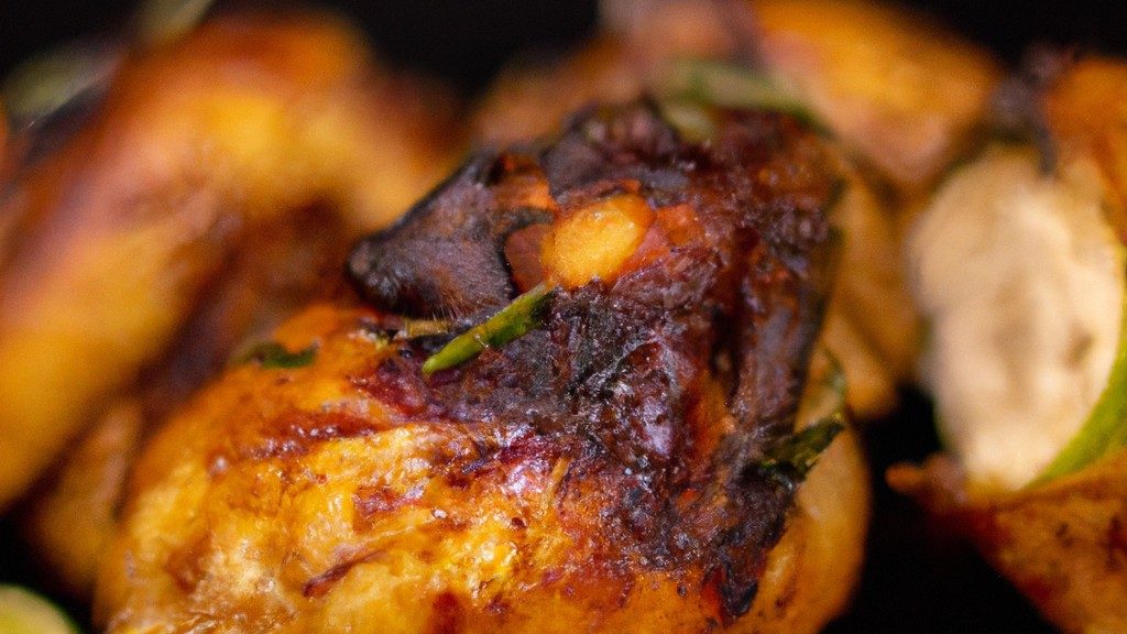 Frango desossado assado na Airfryer, com pele crocante e suculenta. O frango é temperado com ervas e especiarias, resultando em um sabor delicioso. O frango é colocado em uma cesta da Airfryer e assado até ficar cozido e dourado.