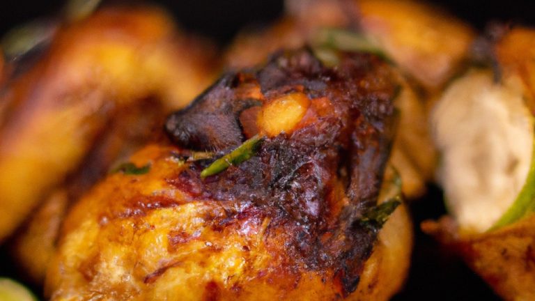 Frango desossado assado na Airfryer, com pele crocante e suculenta. O frango é temperado com ervas e especiarias, resultando em um sabor delicioso. O frango é colocado em uma cesta da Airfryer e assado até ficar cozido e dourado.