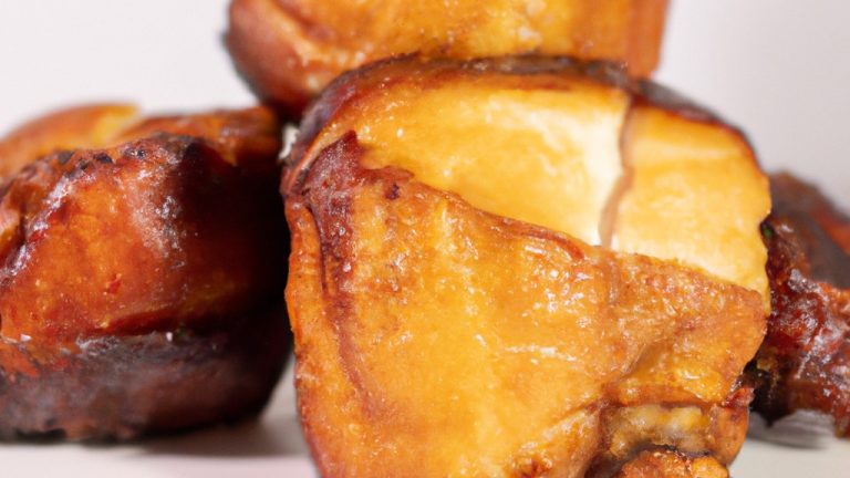 Imagem de um galeto desossado assado na airfryer, com a pele dourada e crocante. O galeto está disposto em uma travessa branca, com uma guarnição de batatas assadas e cenouras ao lado.