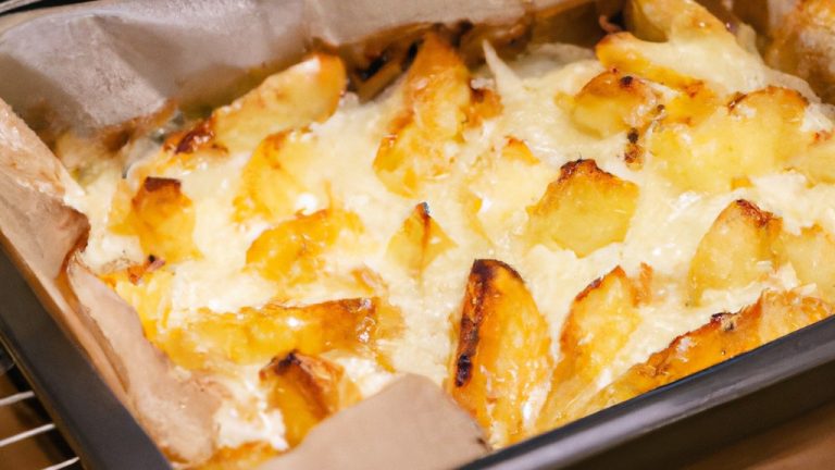 Batatas fatiadas douradas e crocantes em camadas com um cremoso molho de queijo e leite, assadas em uma airfryer até ficarem borbulhantes e deliciosas.