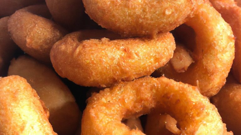 Imagem de uma AirFryer, um pequeno eletrodoméstico de cozinha usado para fritar alimentos com ar quente. A AirFryer tem uma cesta removível onde os alimentos são colocados e um elemento de aquecimento na parte superior que circula ar quente ao redor dos alimentos. A AirFryer tem um painel de controle com botões para definir o tempo e a temperatura de cozimento.