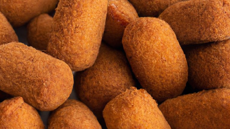 Imagem de quibes fritos na Airfryer, crocantes e dourados, servidos em um prato com rodelas de limão e uma tigela de tahine ao lado.