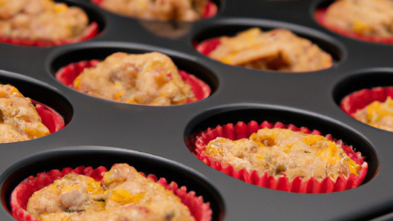 Imagem de muffins dourados cozidos na Airfryer, recheados com sardinha ou atum, cebola roxa, pimentão vermelho e ervas frescas.