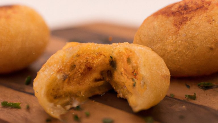 Omelete fofinha e dourada cozida na Airfryer, com ingredientes como ovos, leite, sal e pimenta. A imagem mostra o omelete perfeitamente cozido, com bordas douradas e um interior macio e fofo.