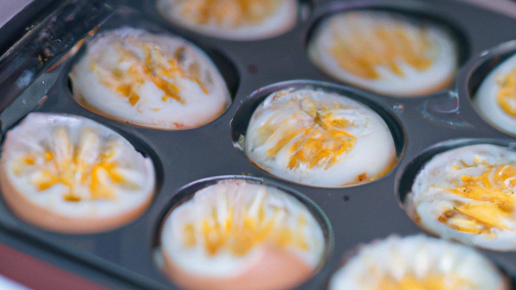 Imagem de uma Airfryer com uma bandeja de ovos cozidos e ovos quentes dentro. A luz da Airfryer está acesa e o temporizador está definido para 10 minutos.