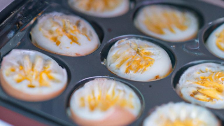 Imagem de uma Airfryer com uma bandeja de ovos cozidos e ovos quentes dentro. A luz da Airfryer está acesa e o temporizador está definido para 10 minutos.