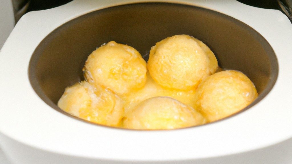 Imagem de uma cocotte de cerâmica branca cheia de ovos cozidos na airfryer. Os ovos são cozidos até ficarem firmes e a gema ainda está líquida. A cocotte é colocada sobre um prato azul e branco.