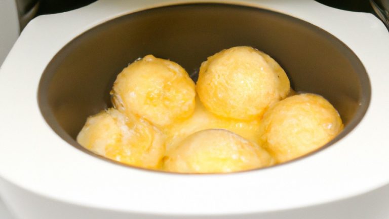Imagem de uma cocotte de cerâmica branca cheia de ovos cozidos na airfryer. Os ovos são cozidos até ficarem firmes e a gema ainda está líquida. A cocotte é colocada sobre um prato azul e branco.