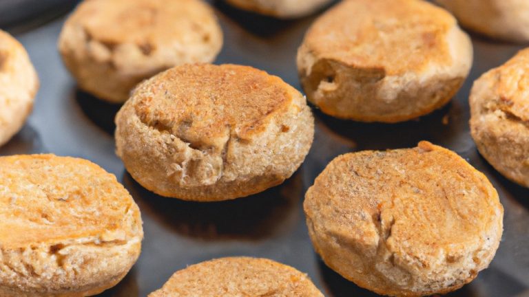 Pãezinhos de aveia crocantes e dourados, assados à perfeição em uma fritadeira. O interior macio e fofo é complementado por uma crosta crocante, criando um deleite matinal ou lanche delicioso.