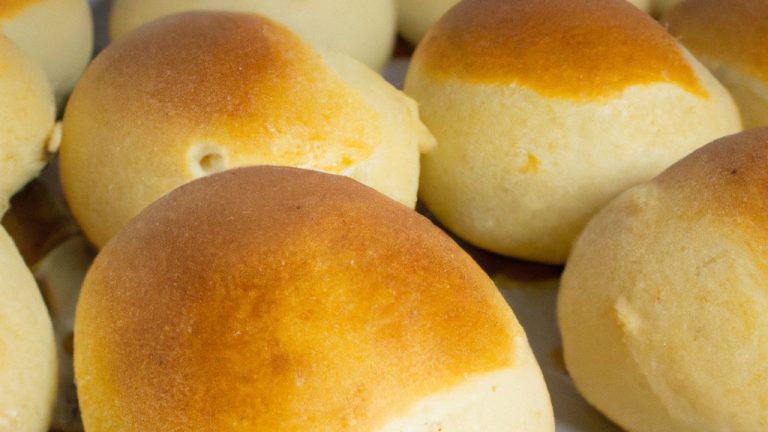 Imagem de pão de forma torrado em uma airfryer. O pão está dourado e cortado em fatias.