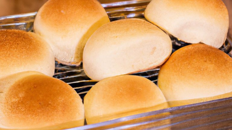 Imagem de uma cesta de airfryer cheia de fatias de pão fresco recém-assado. As fatias são douradas e crocantes nas bordas, e macias e fofas no interior. O pão é branco ou integral, e pode ser tradicional ou sem glúten e sem lactose, dependendo da preferência.