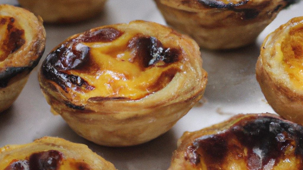 Imagem de pastel de nata assado em uma airfryer. O pastel é dourado e tem uma crosta crocante.