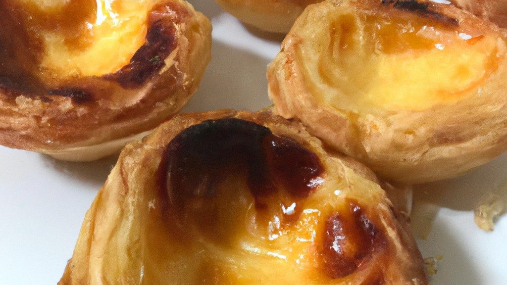 Pastel de Nata assado na Airfryer, com sua massa folhada crocante e creme de ovos cremoso, polvilhado com canela em pó.