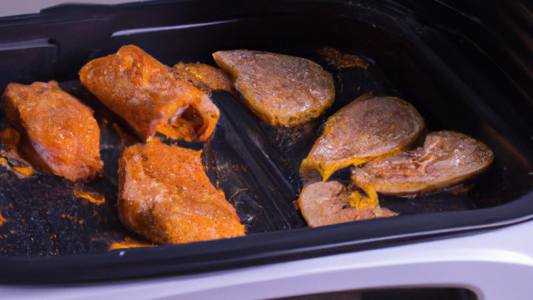 Imagem de um filé de peixe envolto em papel manteiga e colocado em uma cesta de airfryer. O peixe é temperado com ervas e especiarias e tem uma crosta crocante.