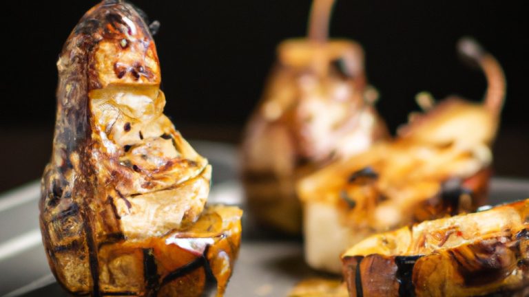 Imagem de peras assadas cortadas ao meio, recheadas com gorgonzola e cobertas com mel, em uma Airfryer. As peras são de cor marrom-dourada e o gorgonzola derreteu e está borbulhando.