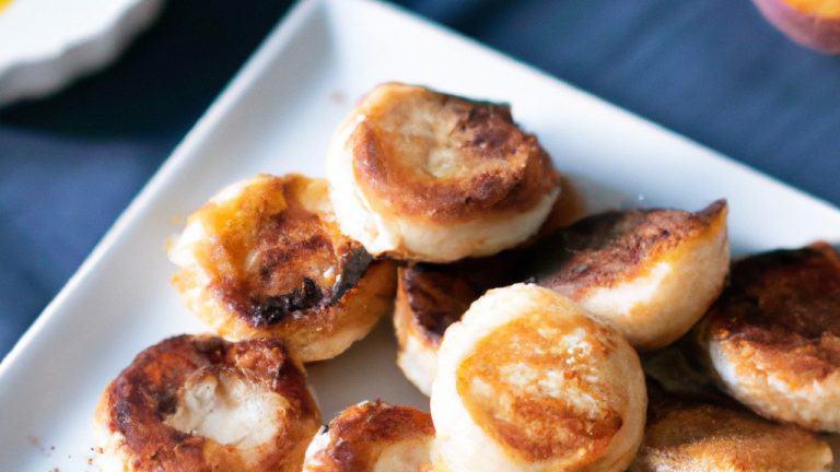 Imagem de pêssegos assados com mel e iogurte grego preparados na airfryer. Os pêssegos são assados até ficarem macios e caramelizados, cobertos com mel e iogurte grego cremoso. O prato é servido em uma tigela branca, guarnecido com folhas de hortelã fresca.