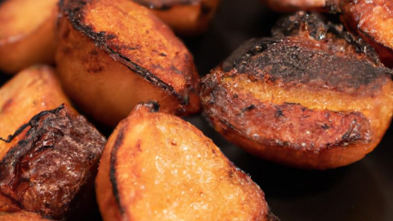 Pêssegos maduros e suculentos assados na Airfryer até ficarem dourados e caramelizados, revelando seus interiores tenros e suculentos. A pele externa é ligeiramente crocante, contrastando com a polpa macia e doce. Os pêssegos são dispostos em um prato, prontos para serem saboreados como sobremesa refrescante ou acompanhamento doce.