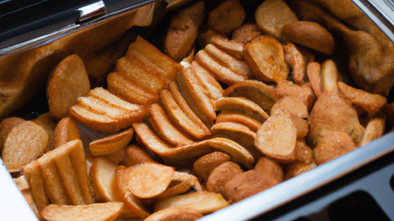 Imagem de petiscos folhados dourados e crocantes cozidos na Airfryer. Os pastéis folham são recheados com uma variedade de ingredientes, incluindo queijo, presunto, vegetais e carne. Eles são servidos em um prato branco com um fundo de madeira.