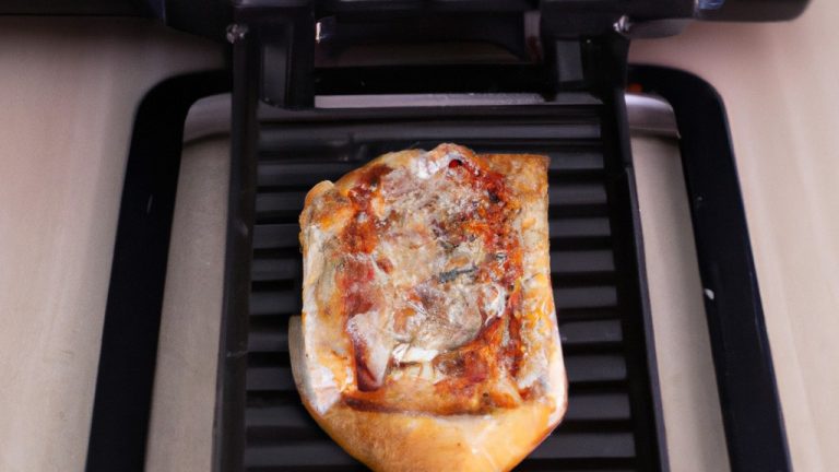 Pizza Hut Pizza Pan colocada em uma Airfryer, pronta para ser cozida. A Pizza Pan é redonda e preta, com uma crosta crocante por fora e queijo derretido e coberturas por cima.