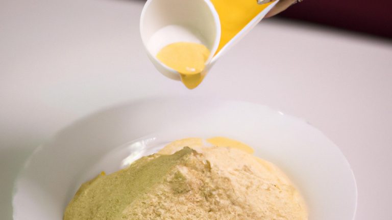 Imagem mostrando uma pessoa mexendo uma panela de polenta no fogão, com ingredientes como farinha de milho, água, sal e manteiga na bancada.