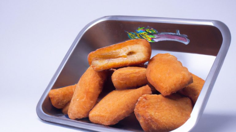 Imagem de um queijo Camembert empanado e frito na Airfryer, cortado em pedaços triangulares. O queijo é dourado e crocante por fora, com um interior cremoso e derretido. O queijo é servido em um prato com um fio de mel derramado por cima.