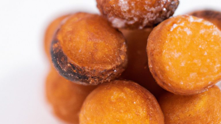 Imagem de Quindim feito na Airfryer. O quindim é uma sobremesa brasileira feita com ovos, açúcar, manteiga e coco ralado. É assado em forminhas individuais e tem uma textura macia e cremosa. A imagem mostra um quindim recém-saído da Airfryer, com uma crosta dourada e um interior amarelo brilhante.