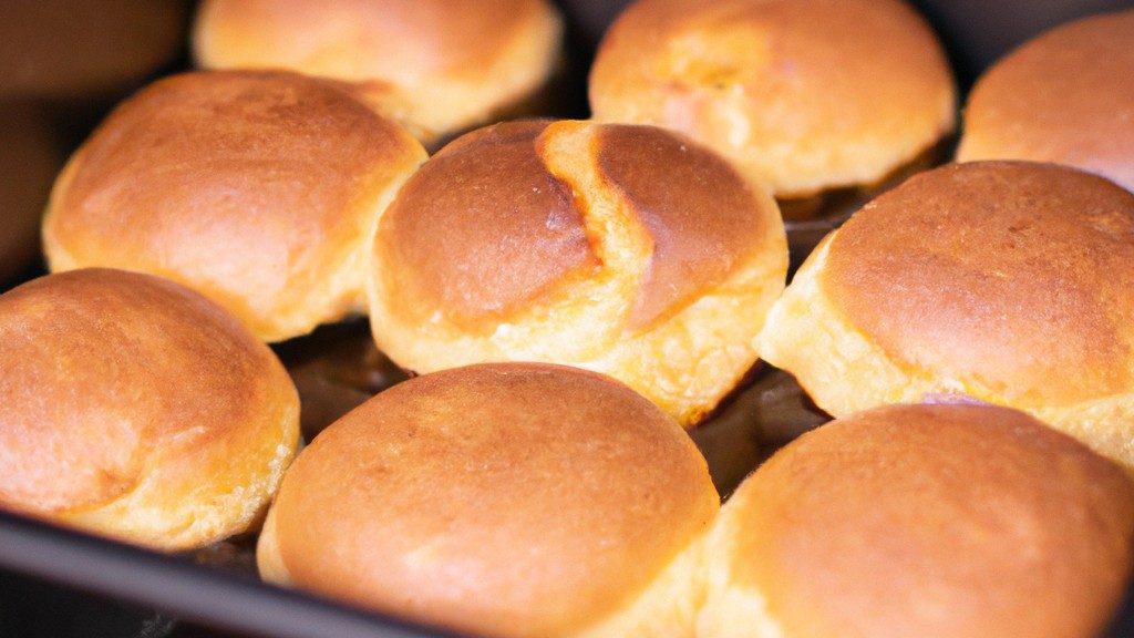 Imagem de uma deliciosa fatia de pudim de pão, feito na Airfryer. O pudim é dourado e crocante por fora, e macio e úmido por dentro. É coberto com uma colher de creme de leite fresco, que adiciona um toque cremoso e doce ao prato.