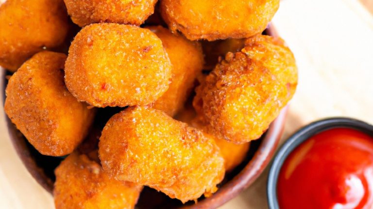 Imagem de um aparelho de cozinha Airfryer com um nível. O Airfryer é preto e tem um cesto de fritura removível.