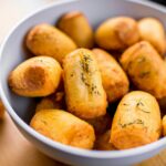 Frango crocante com batatas assadas