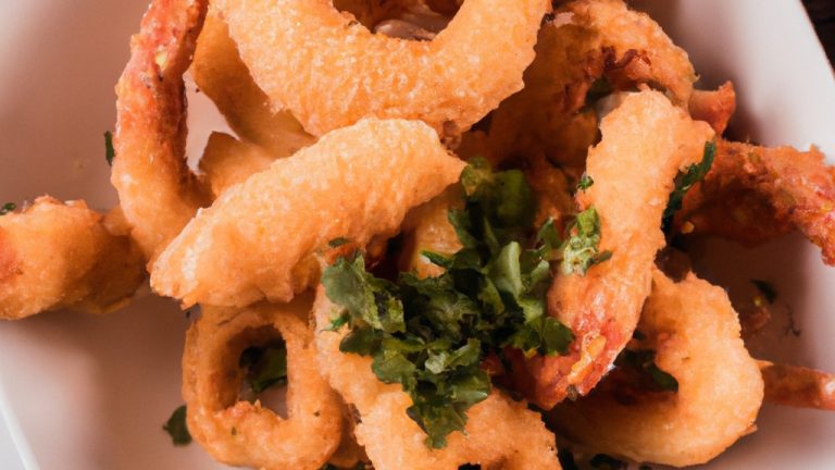 Imagem de camarões crocantes e dourados cozidos em uma airfryer. Os camarões são temperados com ervas e especiarias e têm um aspecto delicioso e apetitoso.